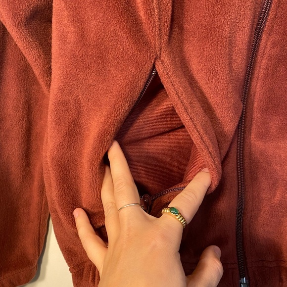 Columbia|| Full Zip Fleece Jacket in Maroon. Size Medium. With elastic. - Picture 7 of 9